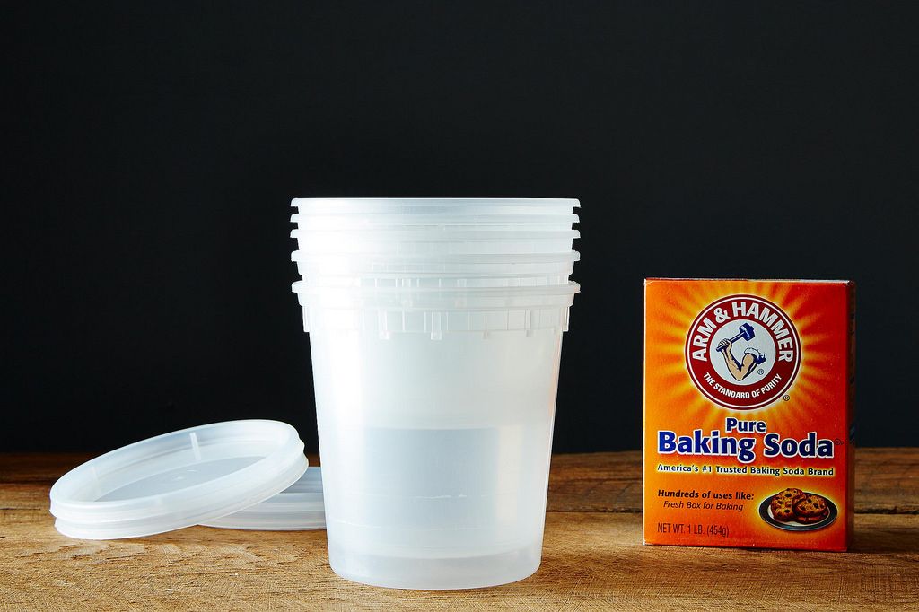 Cleaning Tupperware lunch box with baking soda