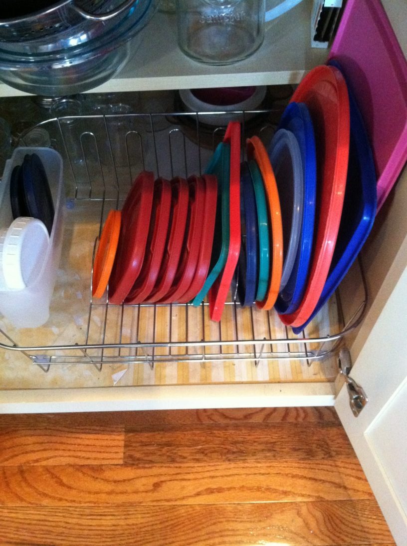 Organizing lids with draining rack