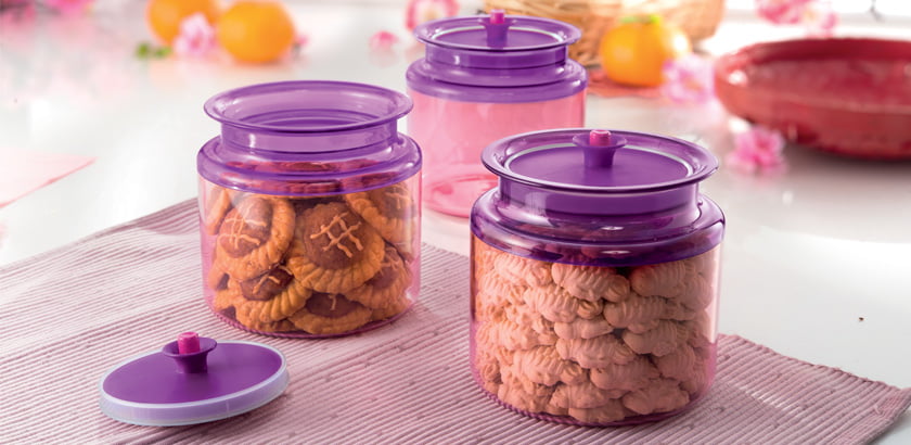 Tupperware containers for storing homemade cookies
